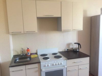 Лот: 12037448. Фото: 1. Кухонный гарнитур и плита электрическая. Кухонные гарнитуры