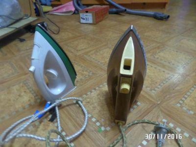 Лот: 8744362. Фото: 1. отдам два утюга старых, рабочих. Утюги, парогенераторы, отпариватели