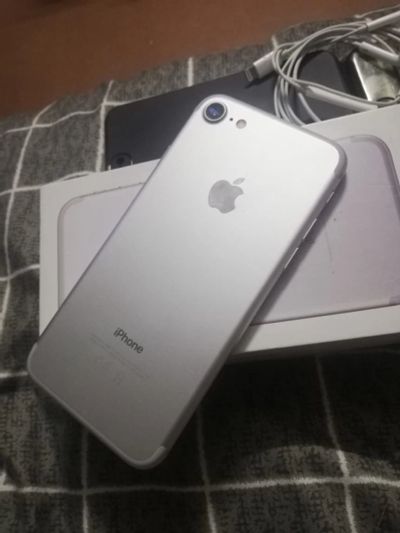 Лот: 15022286. Фото: 1. Iphone 7 32 gb silver. Смартфоны
