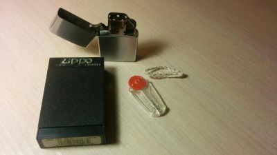 Лот: 7493890. Фото: 1. Зажигалка Zippo + запасной фитиль... Зажигалки, спички, пепельницы