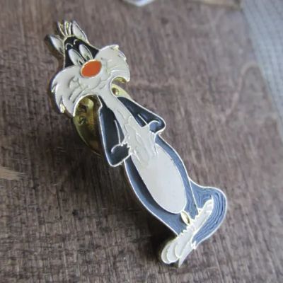 Лот: 24695644. Фото: 1. Значок Кот Сильвестр, персонаж... Сувенирные