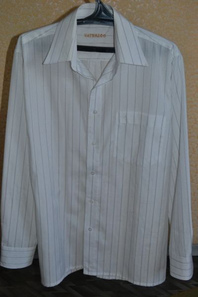 Лот: 15953647. Фото: 1. Рубашка белая с серыми полосочками... Рубашки