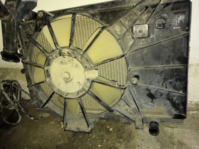 Лот: 13702512. Фото: 1. Радиатор +диффузор mazda demio. Двигатель и элементы двигателя