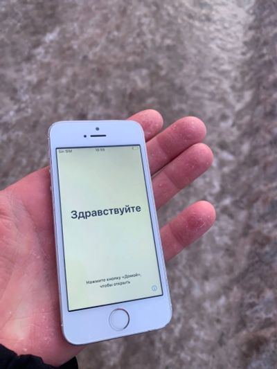 Лот: 17368528. Фото: 1. iPhone se 32 gb полный комплект. Смартфоны