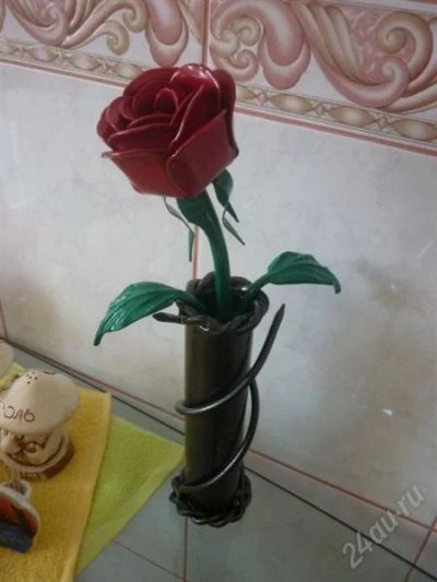 Лот: 1150125. Фото: 1. роза в вазе металлическая. Другое (ручная работа)