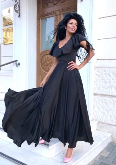 Лот: 12630010. Фото: 1. Чёрное вечернее платье с воланом. Платья