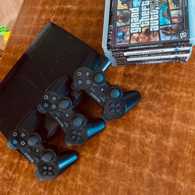 Лот: 17235553. Фото: 1. PS3, 3 джойстика, игры. Игровые приставки, консоли