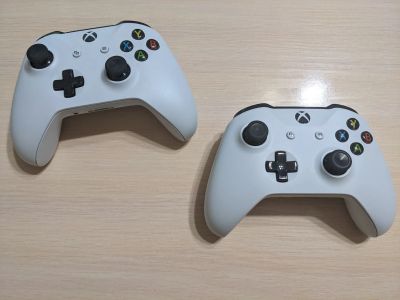 Лот: 18410930. Фото: 1. 2 контроллера Xbox One (геймпад... Аксессуары для игровых приставок, консолей, геймпады