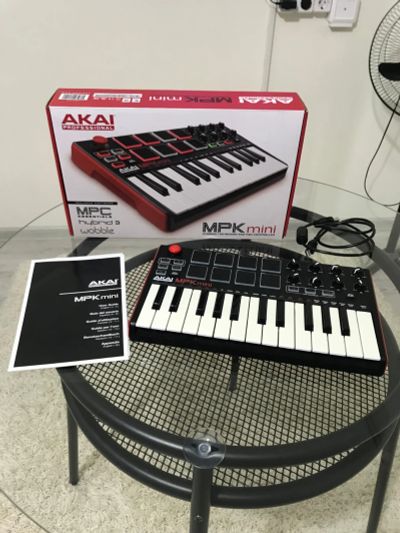 Лот: 16082433. Фото: 1. Продам MIDI клавиатуру AKAI MPK... MIDI-оборудование