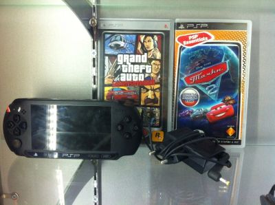 Лот: 5268089. Фото: 1. PSP + 2 игровых диска. Игровые приставки, консоли