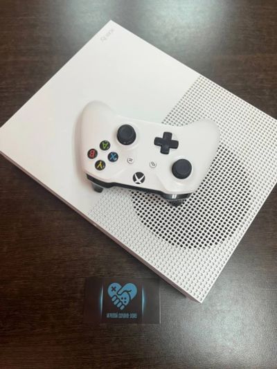 Лот: 16880397. Фото: 1. Игровая приставка Xbox One S 1Tb... Игровые приставки, консоли