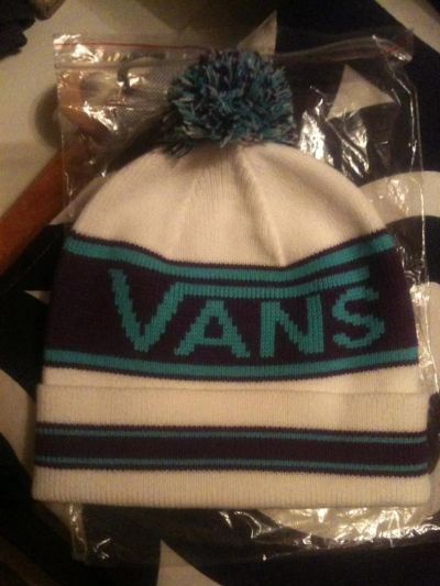 Лот: 3550198. Фото: 1. Шапка VANS с помпоном :D. Головные уборы