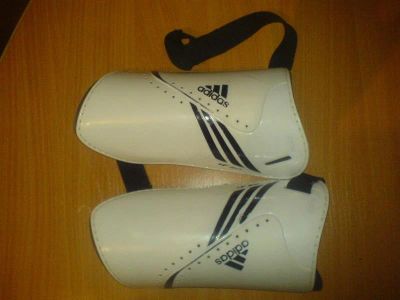 Лот: 167499. Фото: 1. Щитки Adidas +F 50. Мячи, ракетки, шайбы, клюшки