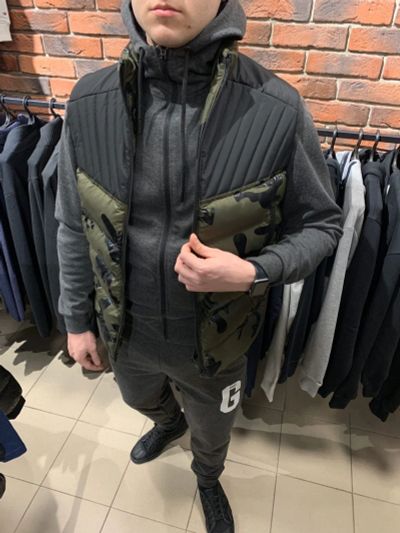 Лот: 17161066. Фото: 1. Жилетка Moncler. Верхняя одежда