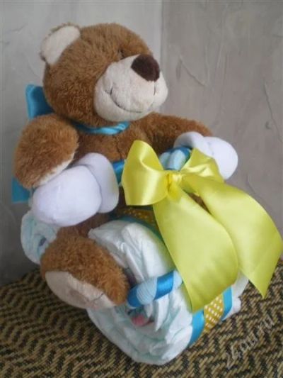 Лот: 2168199. Фото: 1. Торт из памперсов с мягкой игрушкой. Сувенирные мелочи