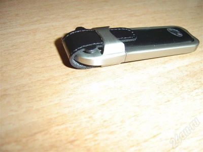 Лот: 361744. Фото: 1. Флеш-карта 32Gb USB 2.0 в кожаном... USB-флеш карты