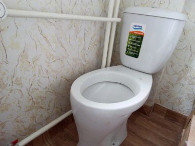 Лот: 7707705. Фото: 1. Унитаз (косой выпуск) новый, дефект... Унитазы, биде