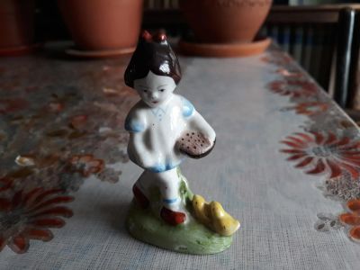 Лот: 11154690. Фото: 1. Статуэтка. Фарфор.50годов. Девочка... Фарфор, керамика