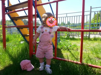 Лот: 5350240. Фото: 1. Полукомбинезон на девочку + кепка... Костюмы, пиджаки, комбинезоны