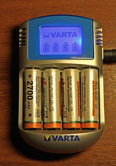 Лот: 8531511. Фото: 1. Зарядное Устройство Varta LCD... Зарядные устройства, блоки питания для бытовой техники