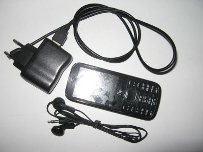 Лот: 10854826. Фото: 1. Сотовый телефон Fly,3-Sim, TV... Кнопочные мобильные телефоны