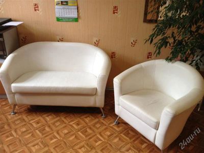Лот: 2905338. Фото: 1. 3 Кресла и 4 дивана. Белые. Кожзам. Офисные диваны
