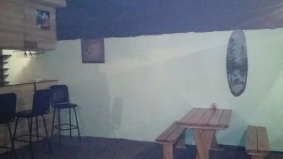 Лот: 7453033. Фото: 1. Стол и 2 скамьи лакированные из... Столы, стулья, обеденные группы