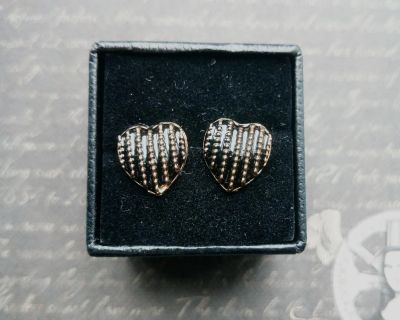 Лот: 9690393. Фото: 1. Серьги-гвоздики "Сердце черное... Серьги, каффы