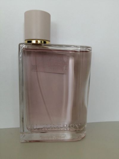 Лот: 14717216. Фото: 1. Burberry her. Женская парфюмерия