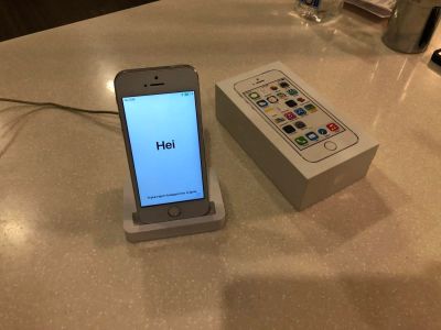 Лот: 10774942. Фото: 1. Iphone 5s 32Gb Золотой + аксессуары... Смартфоны