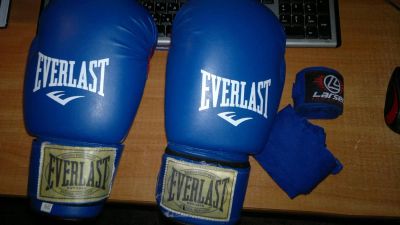 Лот: 3799010. Фото: 1. продам перчатки Everlast для бокса... Одежда для боевых искусств