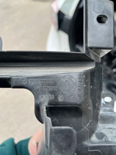 Лот: 22985057. Фото: 1. Внутренний пластик бампера Mazda... Кузов