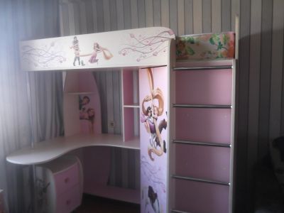Лот: 11609089. Фото: 1. Кровать-чердак розовая с героями... Детские кровати и кроватки