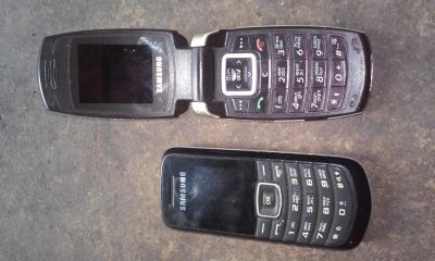 Лот: 11928662. Фото: 1. пара старых мобил возможно рабочих. Кнопочные мобильные телефоны