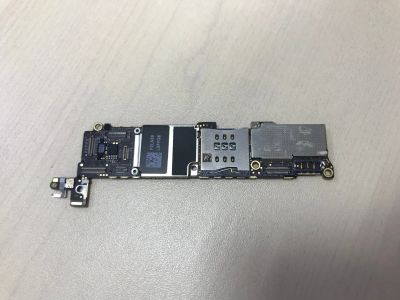 Лот: 14966600. Фото: 1. Материнская плата iPhone 5s -... Микросхемы и платы