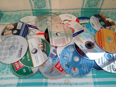 Лот: 25578875. Фото: 1. CD и DVD диски с разными старыми... CD, DVD, BluRay