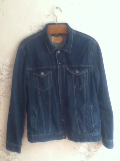 Лот: 7640233. Фото: 1. джинсовая куртка Levi's размер... Верхняя одежда