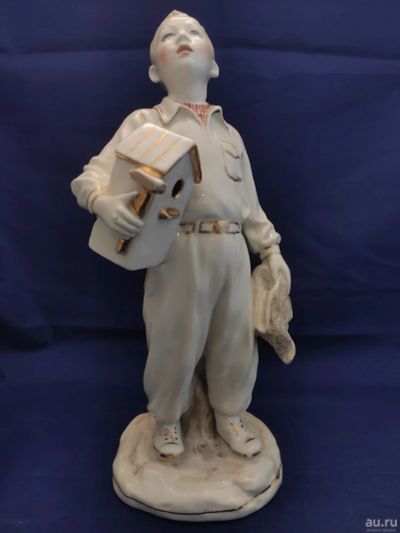 Лот: 18566627. Фото: 1. Фарфоровая статуэтка Мальчик со... Фарфор, керамика