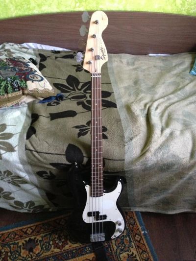 Лот: 2996836. Фото: 1. Продам бас-гитару Fender Squier... Гитары