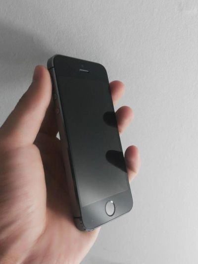 Лот: 10571813. Фото: 1. apple iphone 5s 16gb черный. Смартфоны