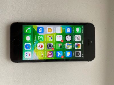 Лот: 16302924. Фото: 1. iPhone SE 32gb space gray. Смартфоны