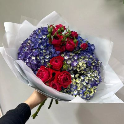 Лот: 21135522. Фото: 1. Букет гортензии и кустовая роза. Свежие цветы