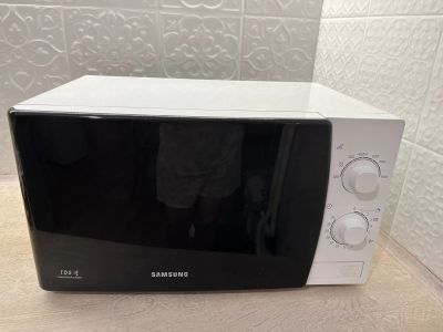Лот: 23242659. Фото: 1. Микроволновка Samsung ME 81 KRW. Микроволновки, мини-печи