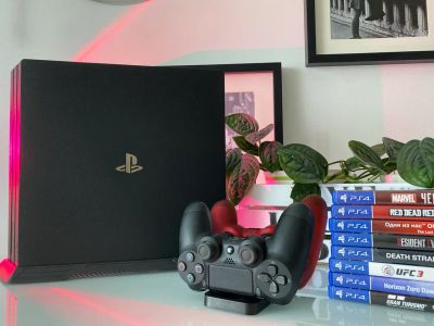 Лот: 23495363. Фото: 1. PS 4 pro 1 tb 7208B рст + 2 геймпада... Игровые приставки, консоли