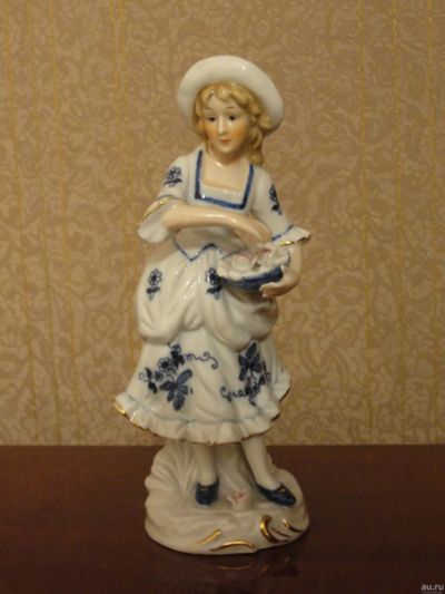 Лот: 18544544. Фото: 1. Фарфоровая фигурка Девушка с розами. Фарфор, керамика