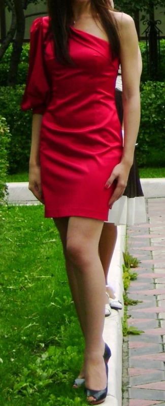 Лот: 4865337. Фото: 1. Эффектное красное платье из атласа... Платья
