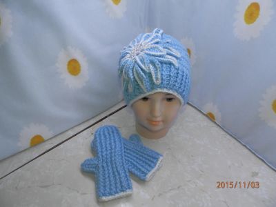 Лот: 5897736. Фото: 1. Шапочка с варежками для девочки. Головные уборы