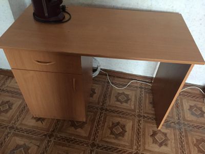 Лот: 15165493. Фото: 1. Стол письменный, цвет ольха, б... Компьютерные и письменные столы