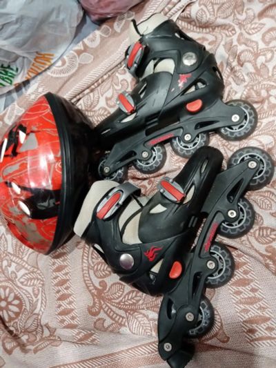 Лот: 25507369. Фото: 1. Коньки р. 35-37+каска на голову. Коньки