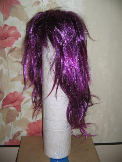 Лот: 9850700. Фото: 1. парик тёмно сереневый волнистый... Карнавальные маски, шляпы, аксессуары